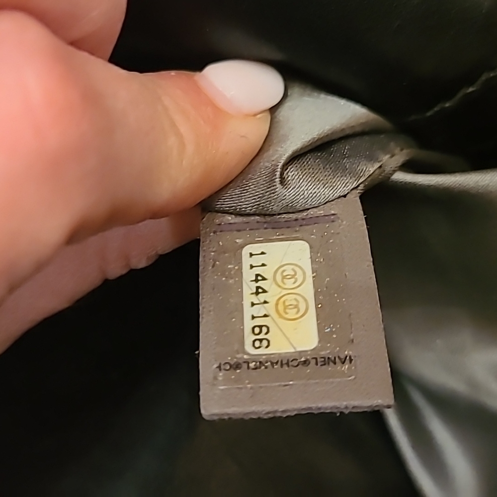 Gorgeous CHANEL handbag w/ large CC logo. Black shiny leather monili metal trim - Picture 8 of 16